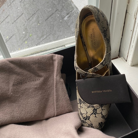 New in box Bottega Veneta shoes, complete with dust covers, box and papers. - Picture 3 of 6